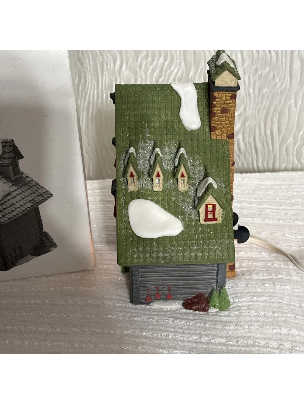 Dept 56 Heritage North Pole Series “Elf Bunkhouse” Light & Box Mint #5601-4